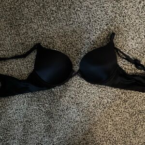 32B black Victoria’s Secret bombshell bra